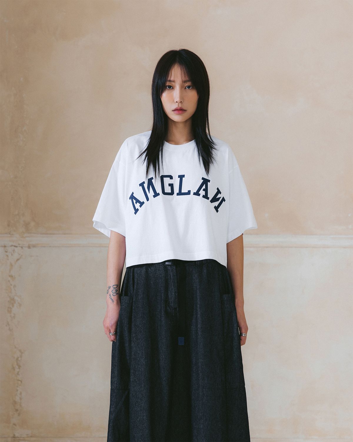 앵글런(ANGLAN) [AG.W] Applique Crop Half Tee - White