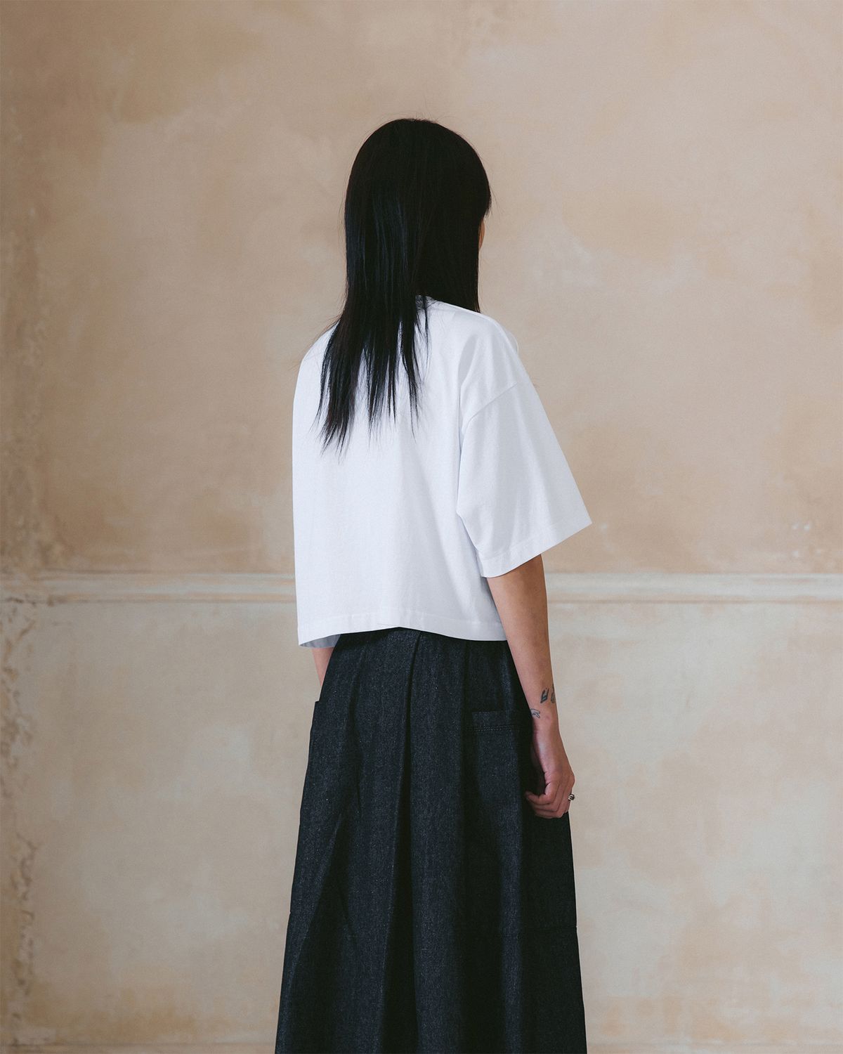 앵글런(ANGLAN) [AG.W] Applique Crop Half Tee - White