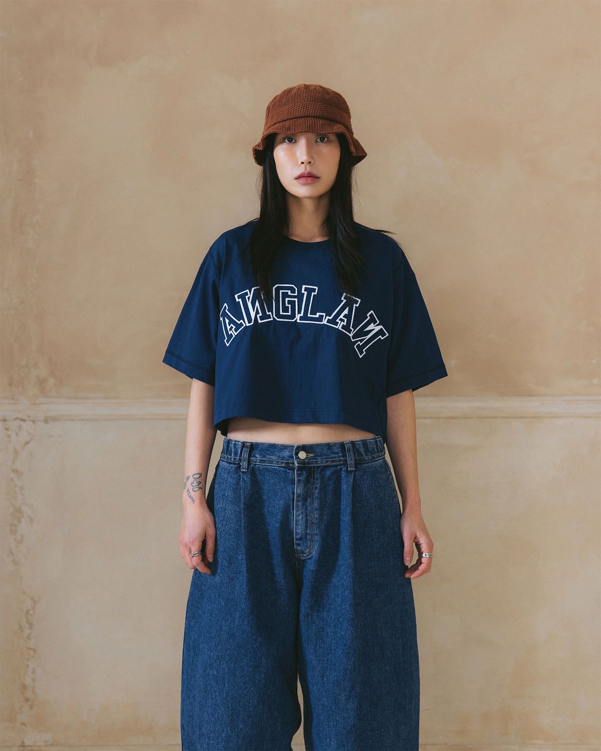 앵글런(ANGLAN) [AG.W] Applique Crop Half Tee - Navy