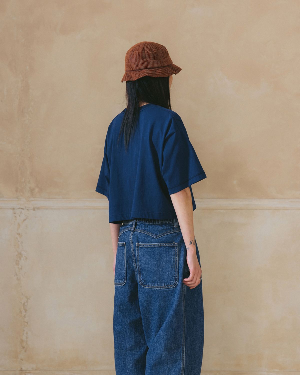 앵글런(ANGLAN) [AG.W] Applique Crop Half Tee - Navy