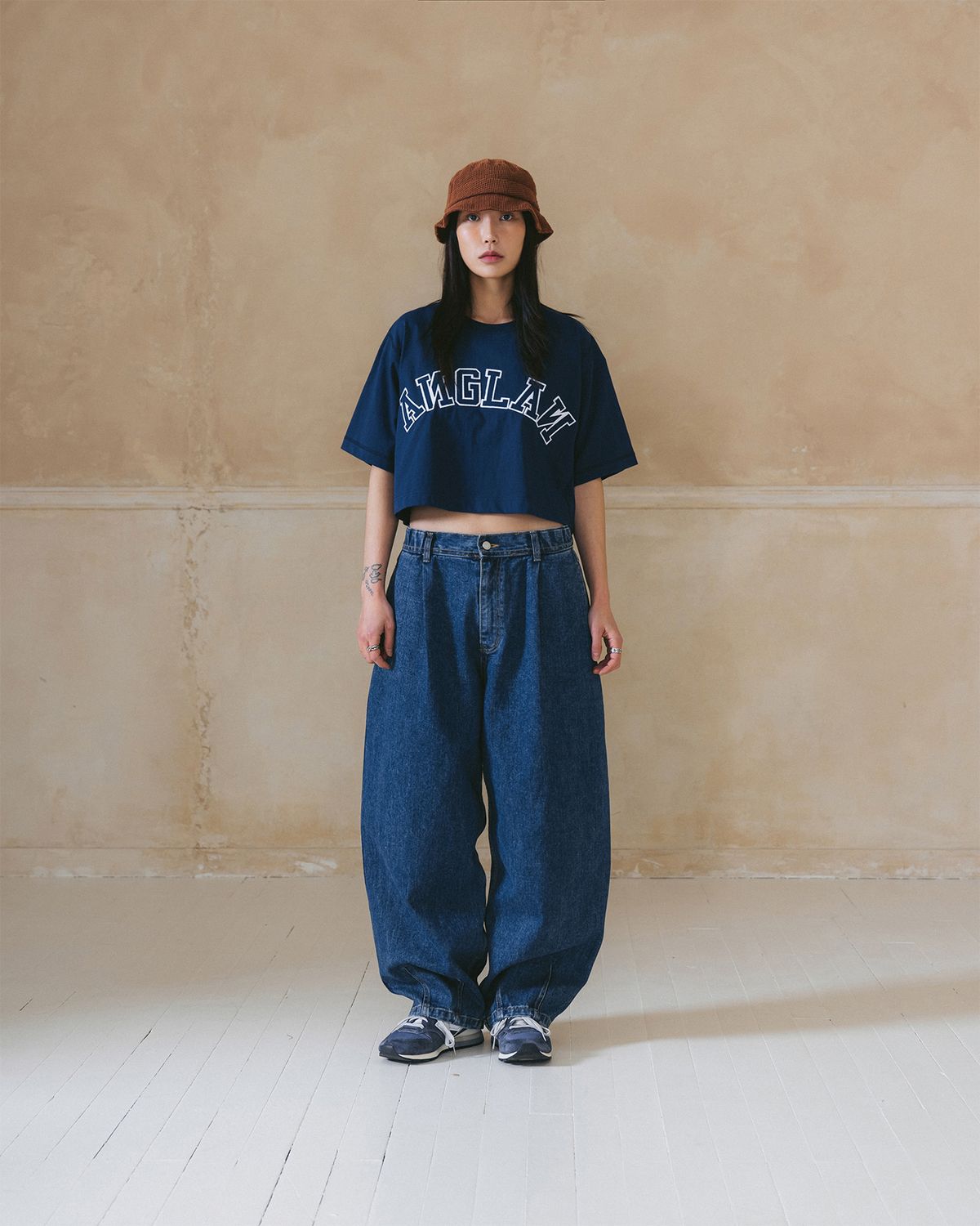 앵글런(ANGLAN) [AG.W] Applique Crop Half Tee - Navy