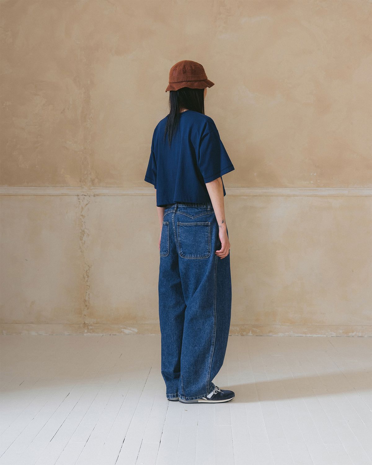 앵글런(ANGLAN) [AG.W] Applique Crop Half Tee - Navy