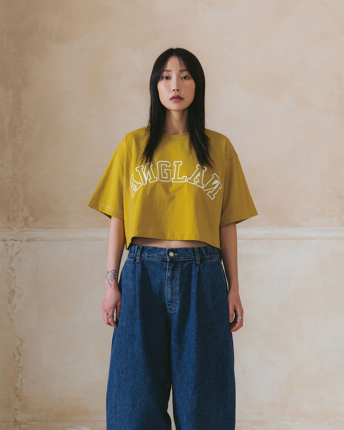 앵글런(ANGLAN) [AG.W] Applique Crop Half Tee - Mustard