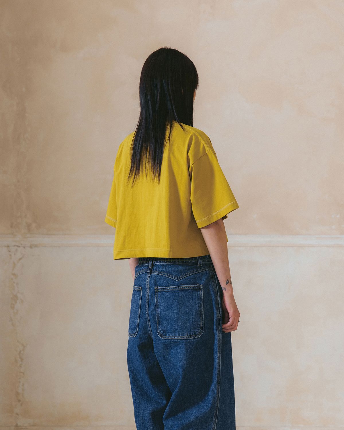 앵글런(ANGLAN) [AG.W] Applique Crop Half Tee - Mustard