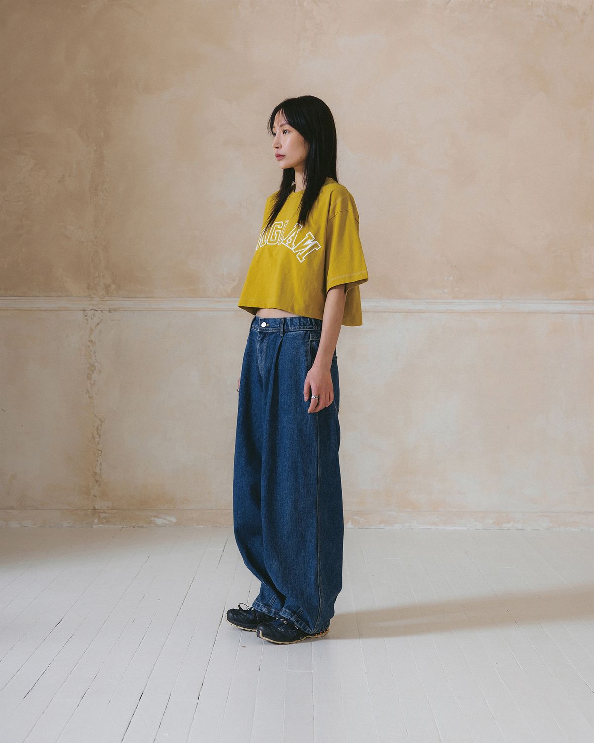 앵글런(ANGLAN) [AG.W] Applique Crop Half Tee - Mustard