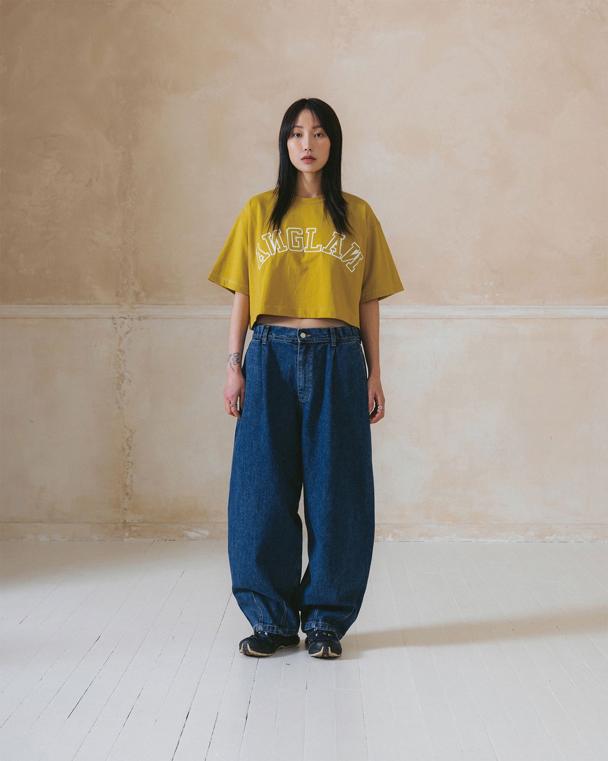 앵글런(ANGLAN) [AG.W] Applique Crop Half Tee - Mustard