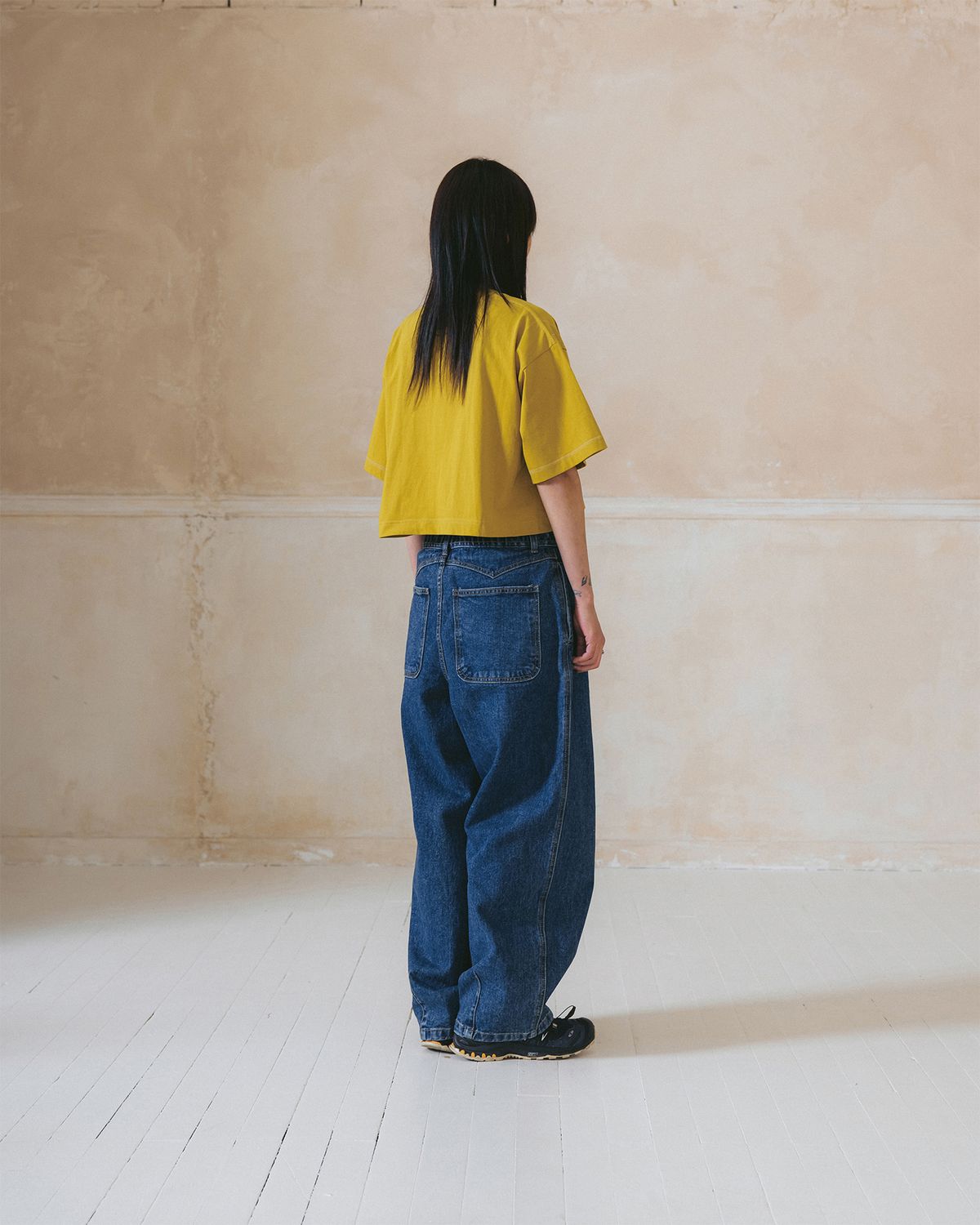 앵글런(ANGLAN) [AG.W] Applique Crop Half Tee - Mustard