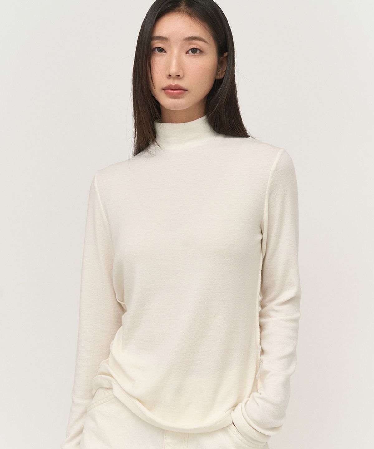러프사이드 화이트라벨(ROUGH SIDE WHITE LABEL) Snug Turtleneck Long Sleeve Milky White