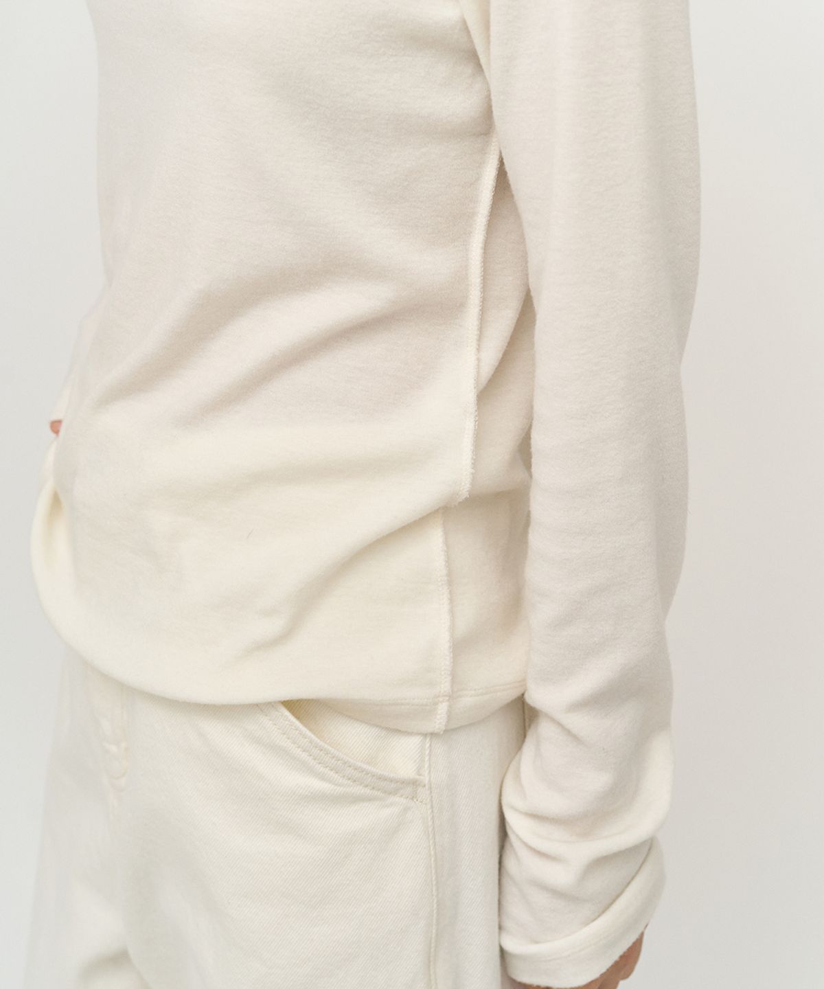 러프사이드 화이트라벨(ROUGH SIDE WHITE LABEL) Snug Turtleneck Long Sleeve Milky White