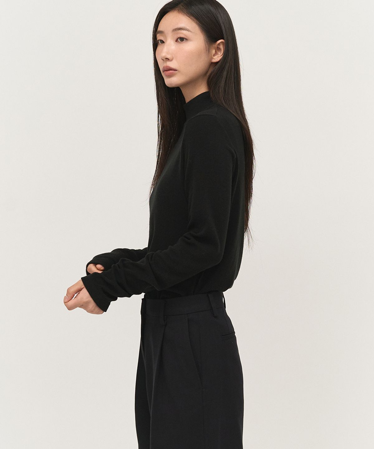 러프사이드 화이트라벨(ROUGH SIDE WHITE LABEL) Snug Turtleneck Long Sleeve Crow