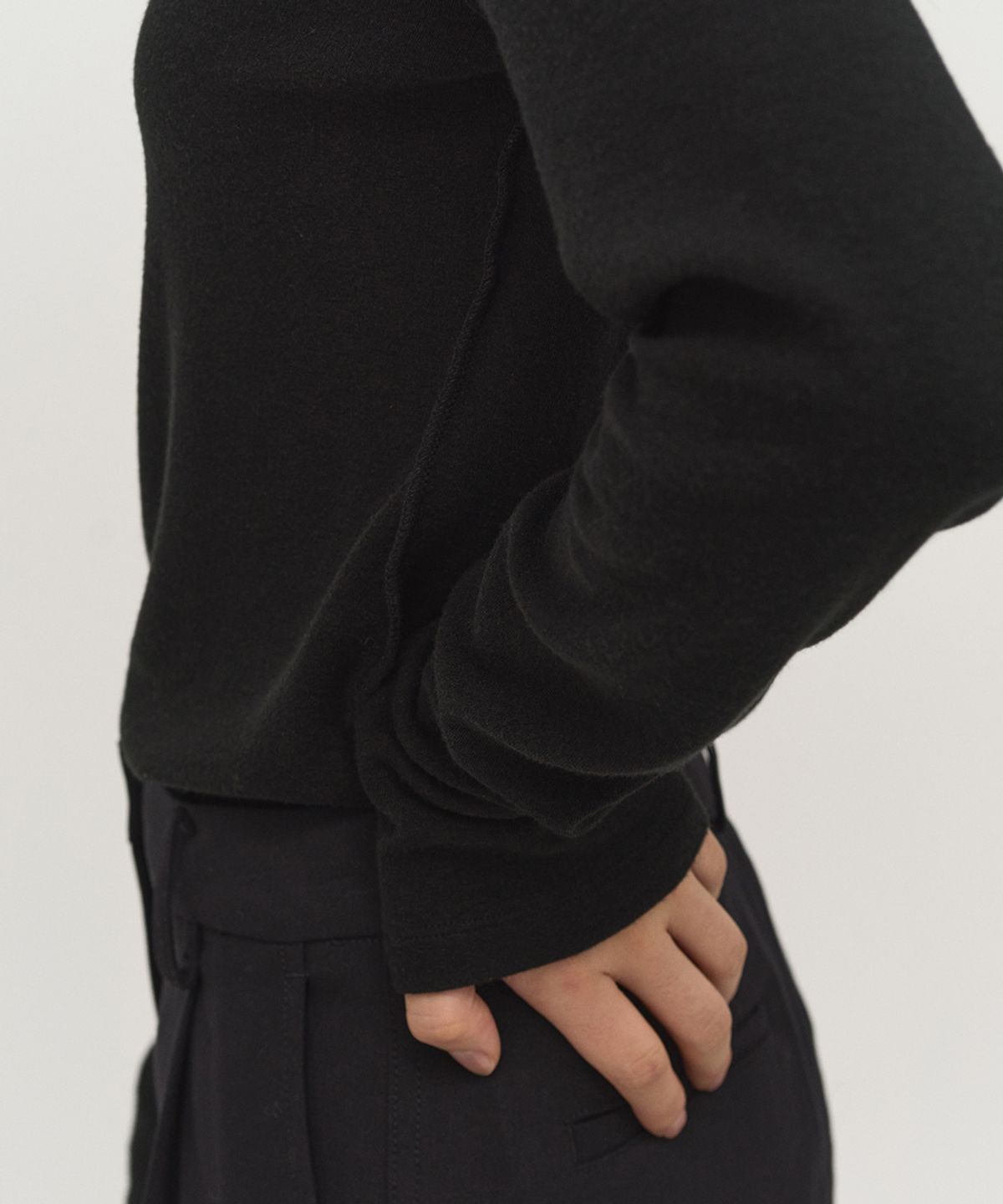 러프사이드 화이트라벨(ROUGH SIDE WHITE LABEL) Snug Turtleneck Long Sleeve Crow