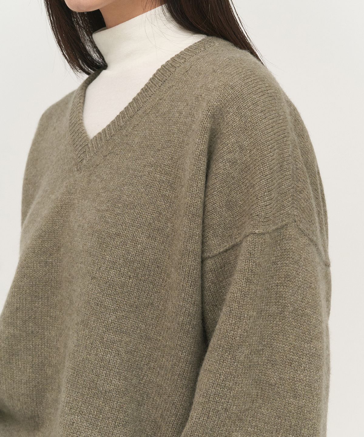 러프사이드 화이트라벨(ROUGH SIDE WHITE LABEL) Whole Garment V Neck Knit Camping Green