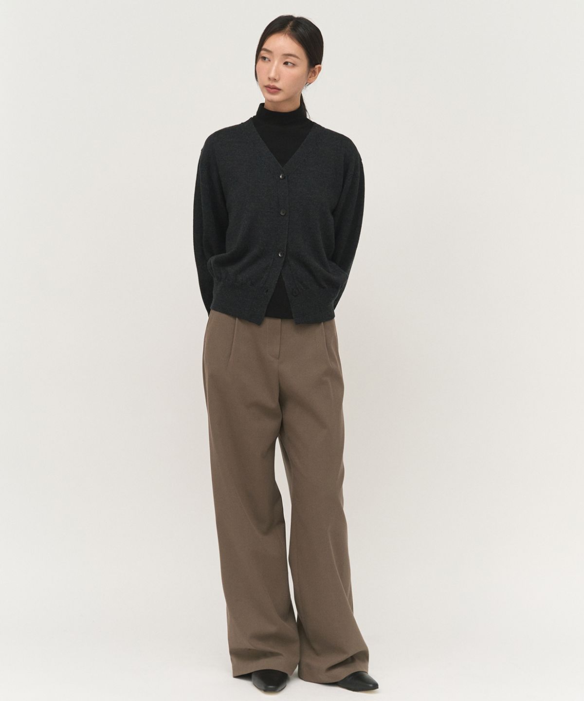러프사이드 화이트라벨(ROUGH SIDE WHITE LABEL) Cropped Knit Cardigan Ash Black