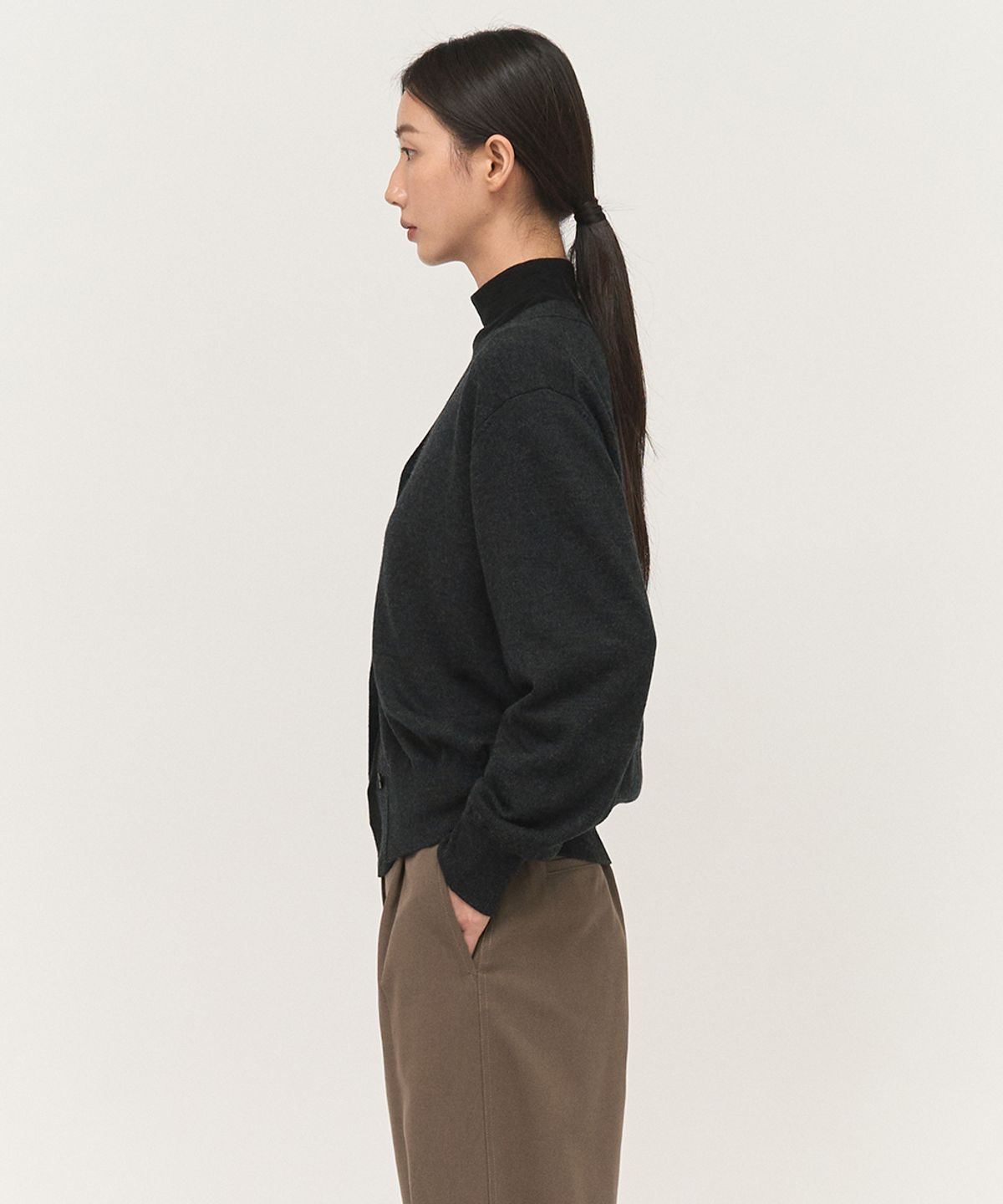러프사이드 화이트라벨(ROUGH SIDE WHITE LABEL) Cropped Knit Cardigan Ash Black