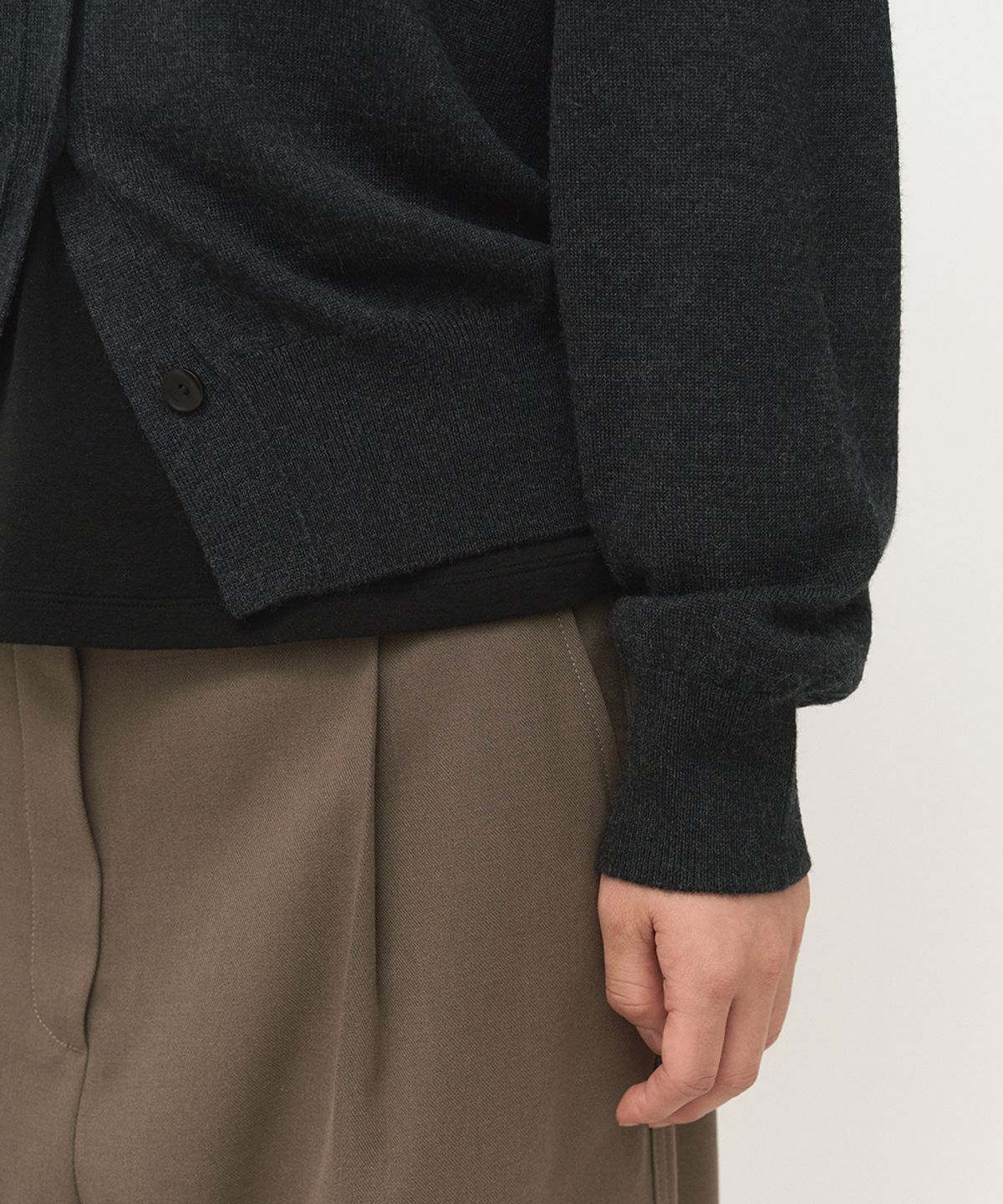 러프사이드 화이트라벨(ROUGH SIDE WHITE LABEL) Cropped Knit Cardigan Ash Black