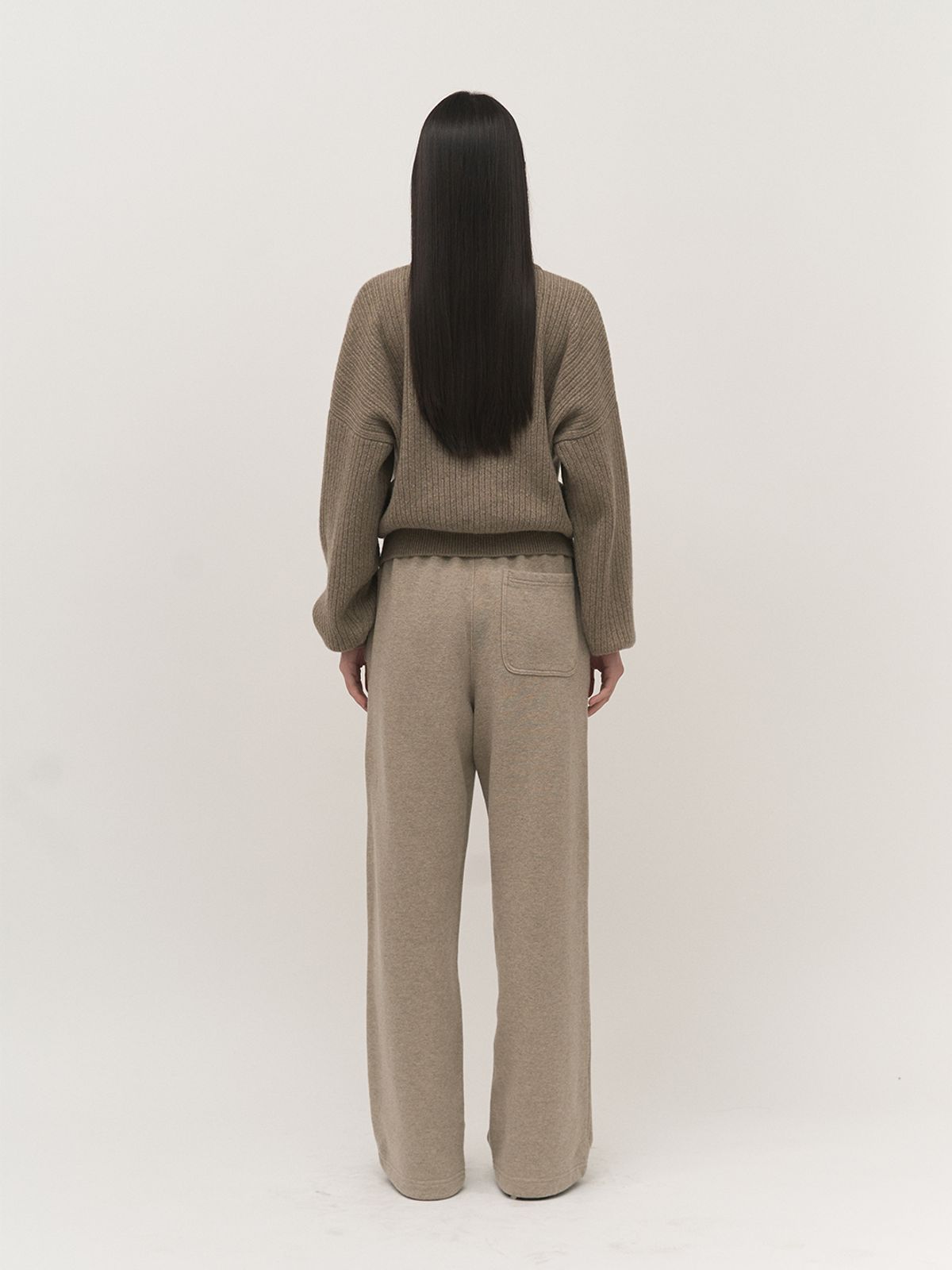 러프사이드 화이트라벨(ROUGH SIDE WHITE LABEL) Stable Sweat Pants Humus