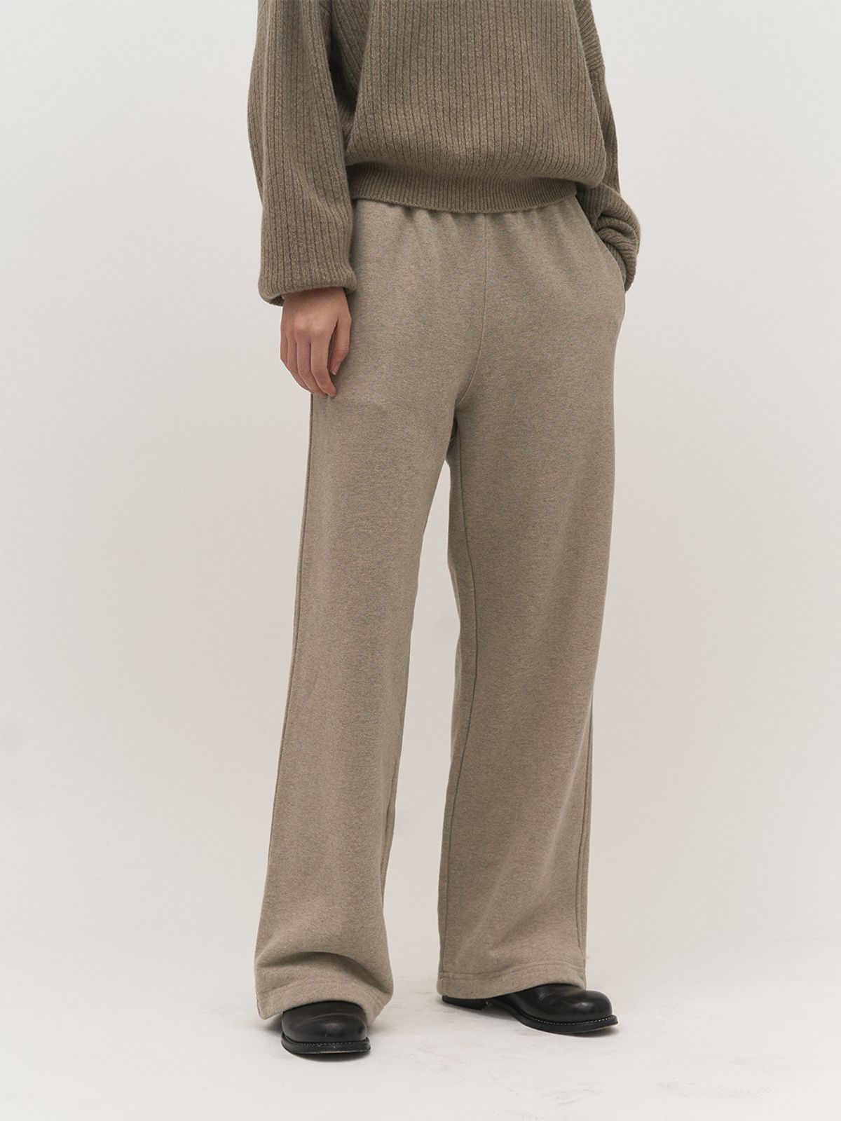 러프사이드 화이트라벨(ROUGH SIDE WHITE LABEL) Stable Sweat Pants Humus