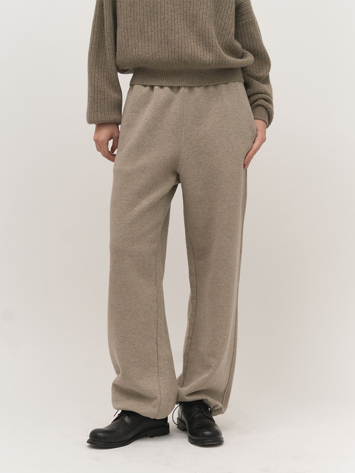 러프사이드 화이트라벨(ROUGH SIDE WHITE LABEL) Stable Sweat Pants Humus