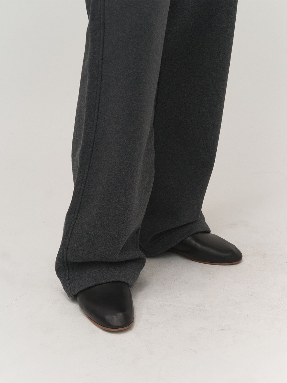 러프사이드 화이트라벨(ROUGH SIDE WHITE LABEL) Stable Sweat Pants Graphite