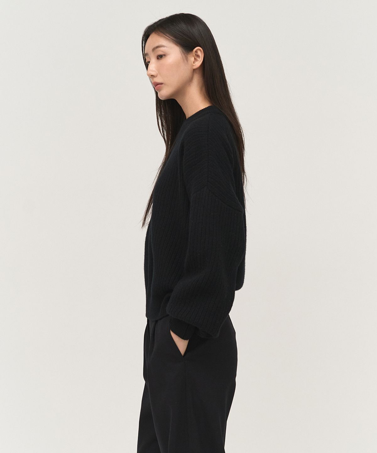 러프사이드 화이트라벨(ROUGH SIDE WHITE LABEL) Classic Crewneck Knit Black