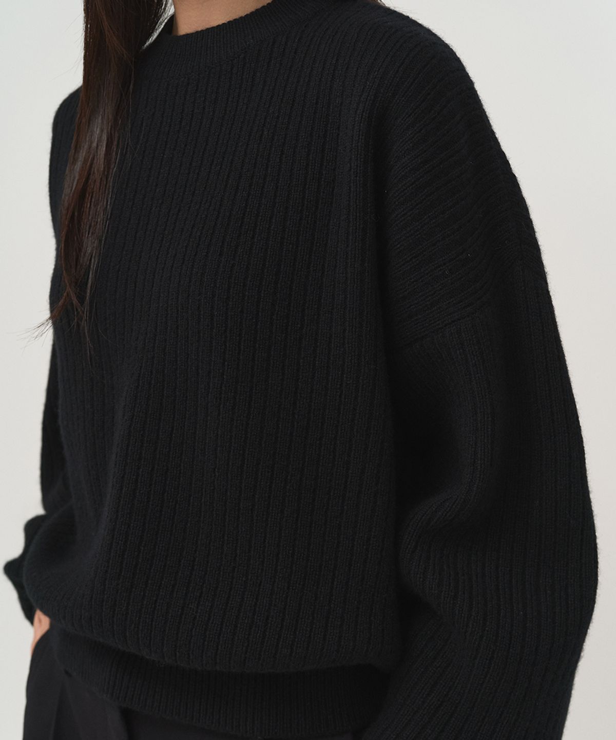 러프사이드 화이트라벨(ROUGH SIDE WHITE LABEL) Classic Crewneck Knit Black