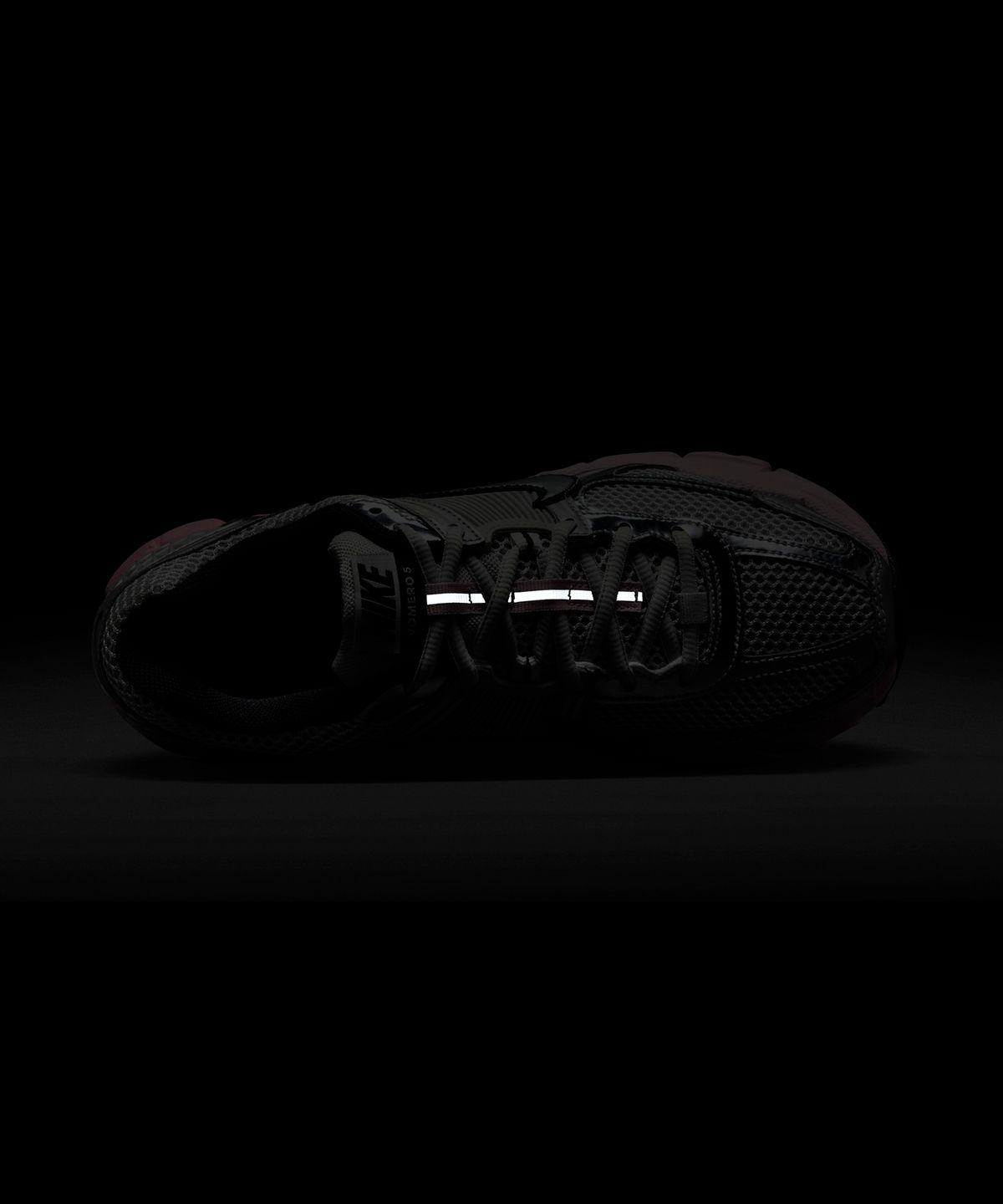 나이키(NIKE) 줌 보메로 5 W - 포톤 더스트:메탈릭 실버:핑크 폼:메드 소프트 핑크:울프 그레이:블랙 / HF1877-001