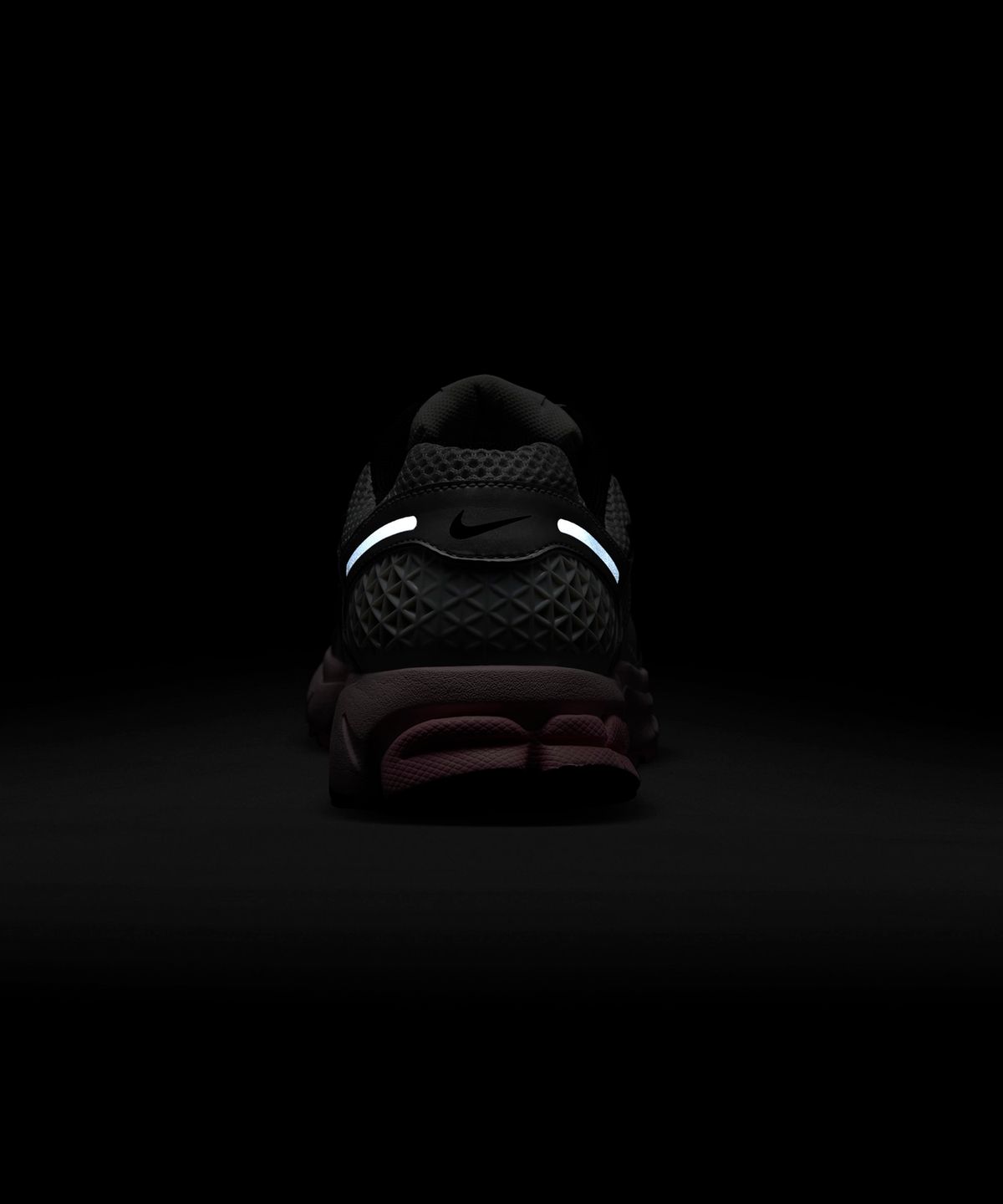 나이키(NIKE) 줌 보메로 5 W - 포톤 더스트:메탈릭 실버:핑크 폼:메드 소프트 핑크:울프 그레이:블랙 / HF1877-001