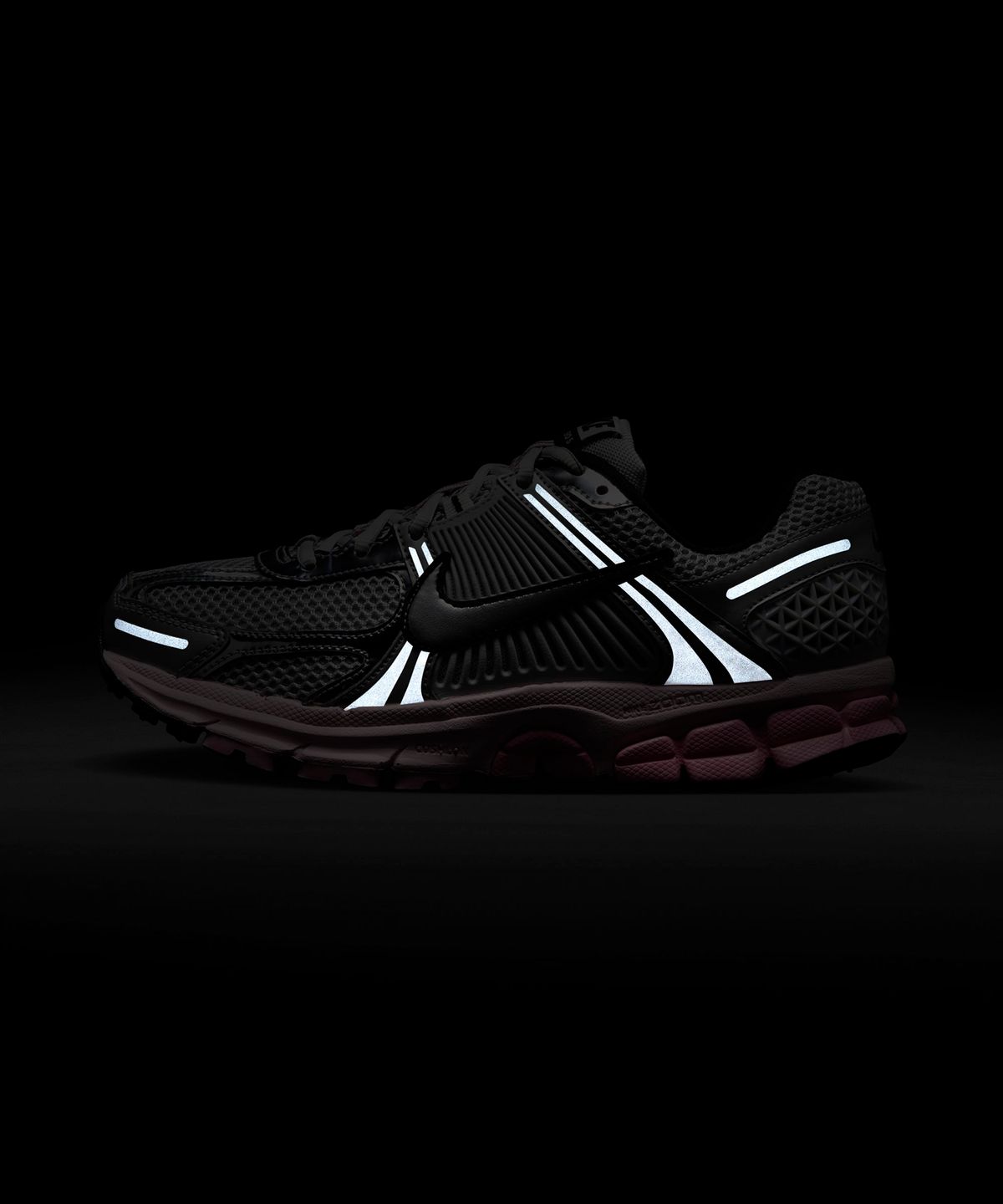 나이키(NIKE) 줌 보메로 5 W - 포톤 더스트:메탈릭 실버:핑크 폼:메드 소프트 핑크:울프 그레이:블랙 / HF1877-001