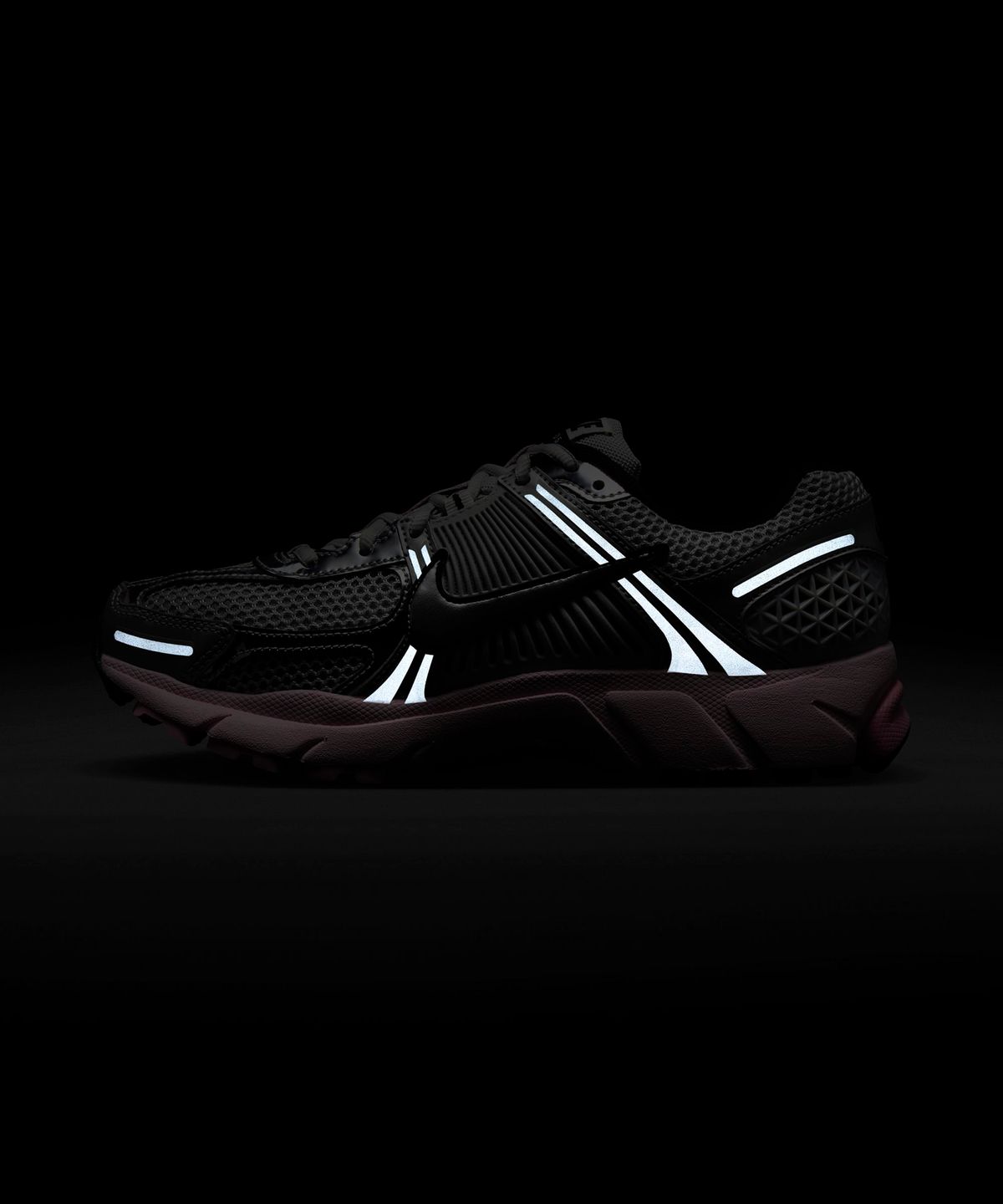 나이키(NIKE) 줌 보메로 5 W - 포톤 더스트:메탈릭 실버:핑크 폼:메드 소프트 핑크:울프 그레이:블랙 / HF1877-001