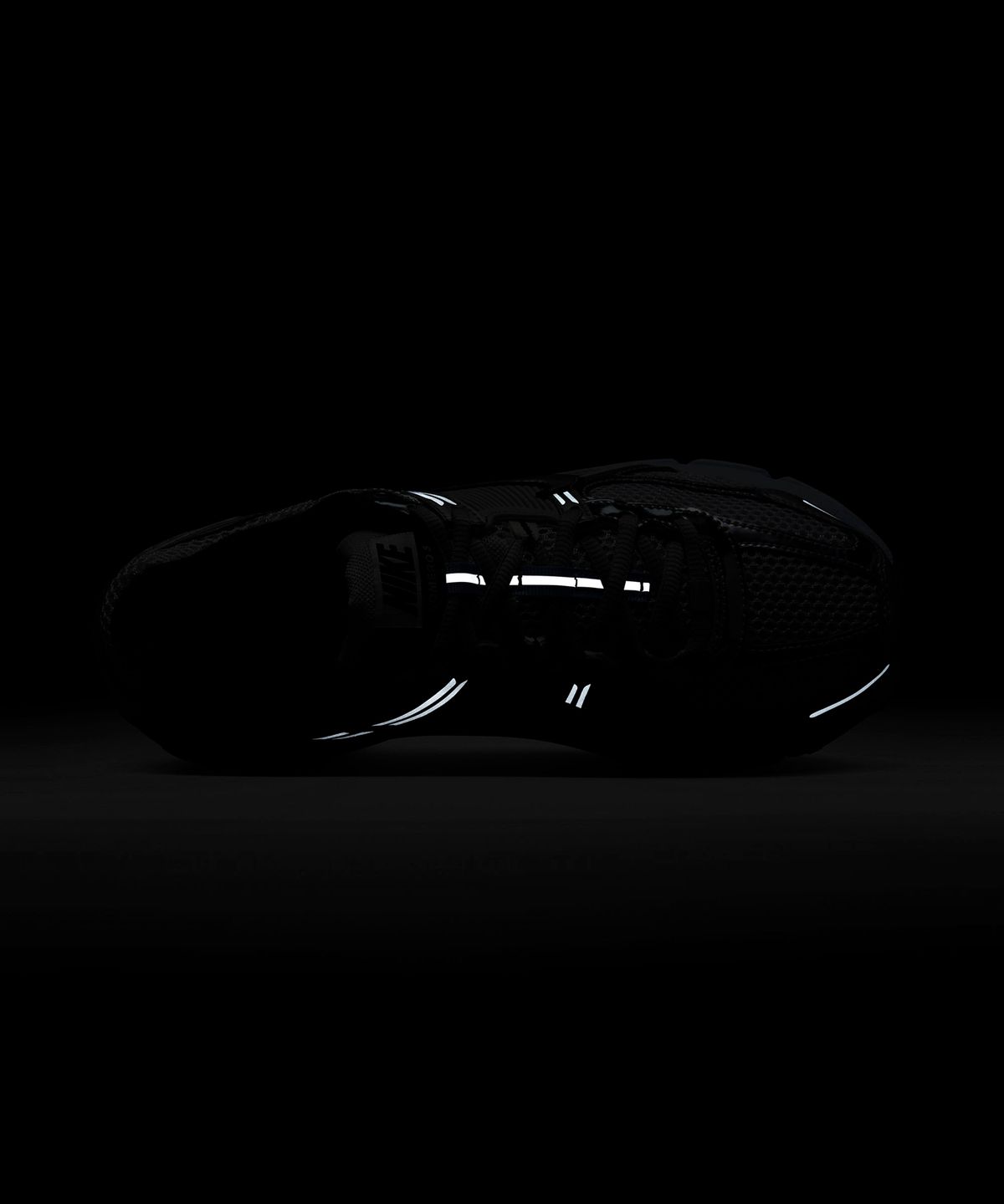 나이키(NIKE) 줌 보메로 5 W - 매탈릭 실버:퓨어 플래티넘:블루 틴트:블랙 / HF1877-100