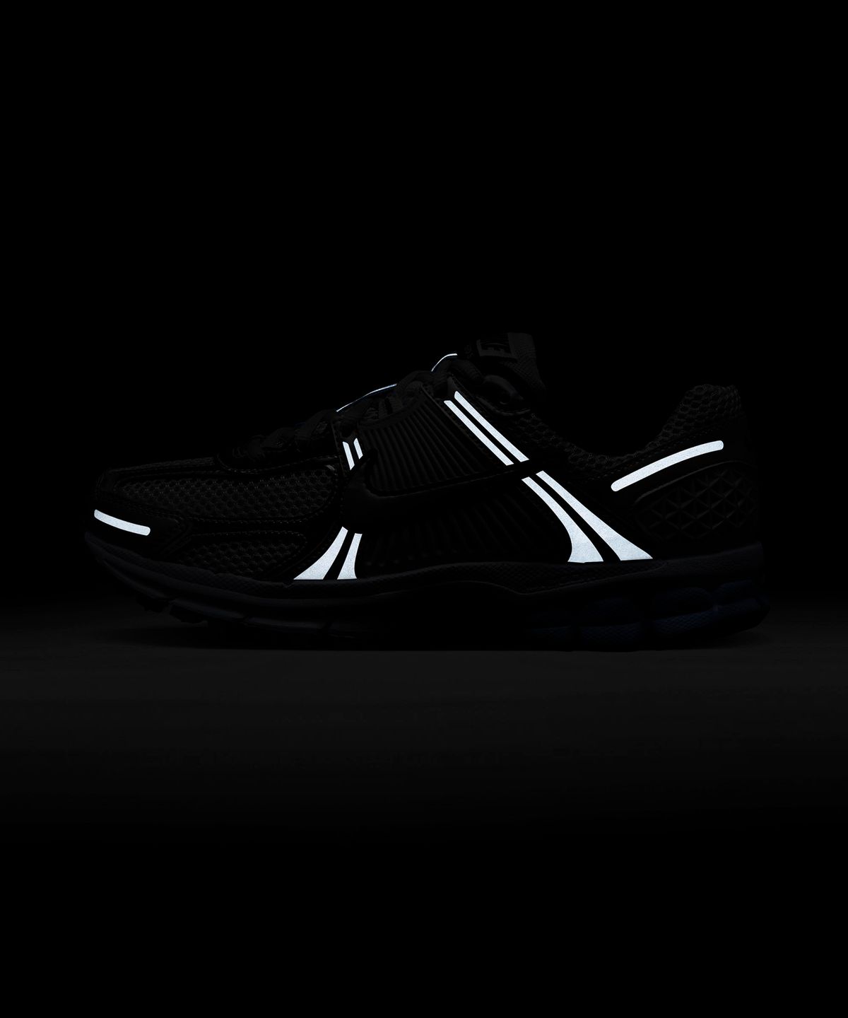 나이키(NIKE) 줌 보메로 5 W - 매탈릭 실버:퓨어 플래티넘:블루 틴트:블랙 / HF1877-100