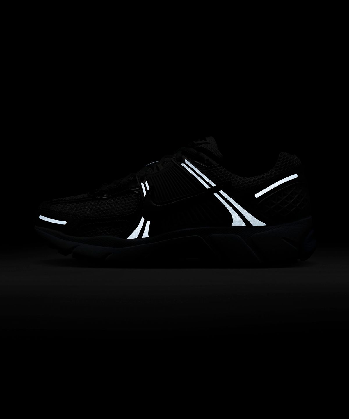 나이키(NIKE) 줌 보메로 5 W - 매탈릭 실버:퓨어 플래티넘:블루 틴트:블랙 / HF1877-100