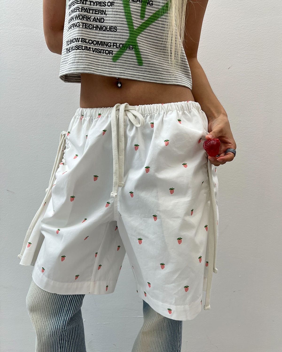 더뮤지엄비지터(THEMUSEUMVISITOR) STRAWBERRY SHORTS (WHITE)