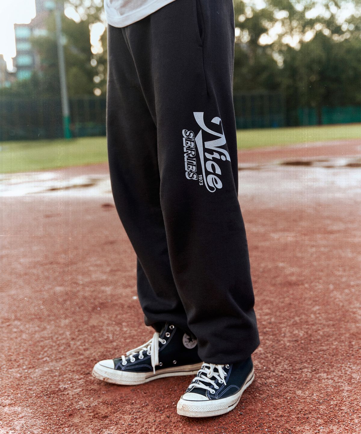 디스커스 애슬레틱(DISCUS ATHLETIC) 나이스웨더 컬래버 Nice Series Sweat Pants Washed ...
