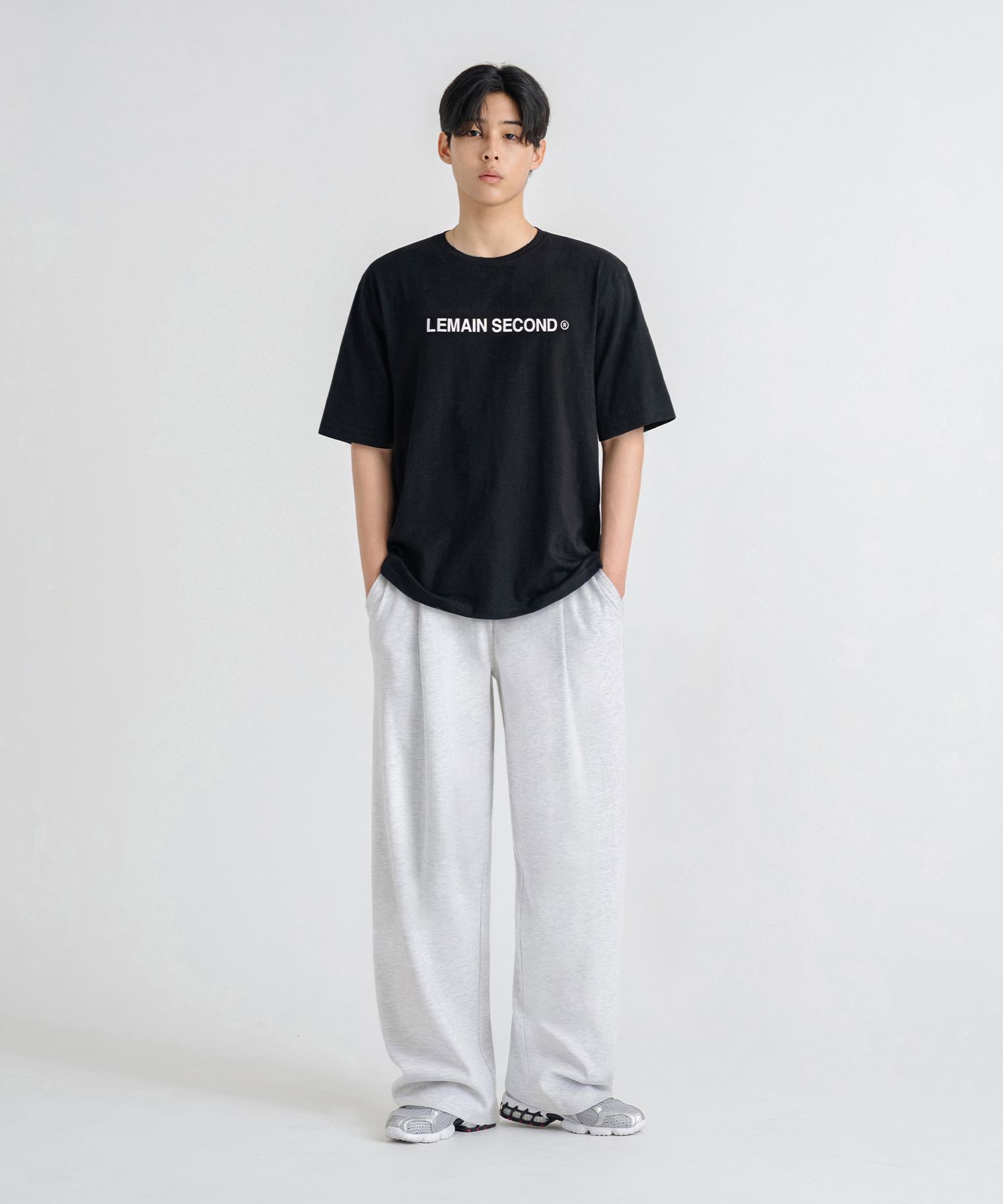 MUSINSA | LEMAIN SECOND ONE-TUCK WIDE SWEAT PANTS [WHITE