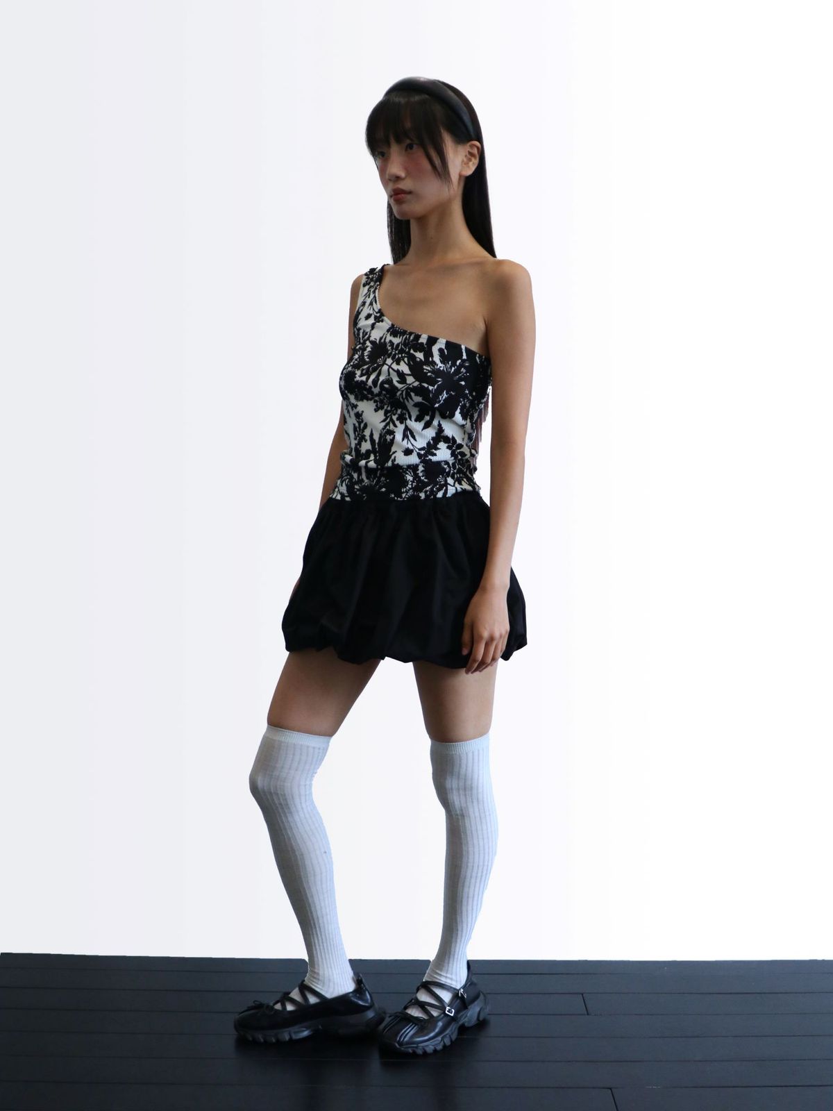 시오(SIO) 플리츠 슬리브리스 탑 [블랙]
