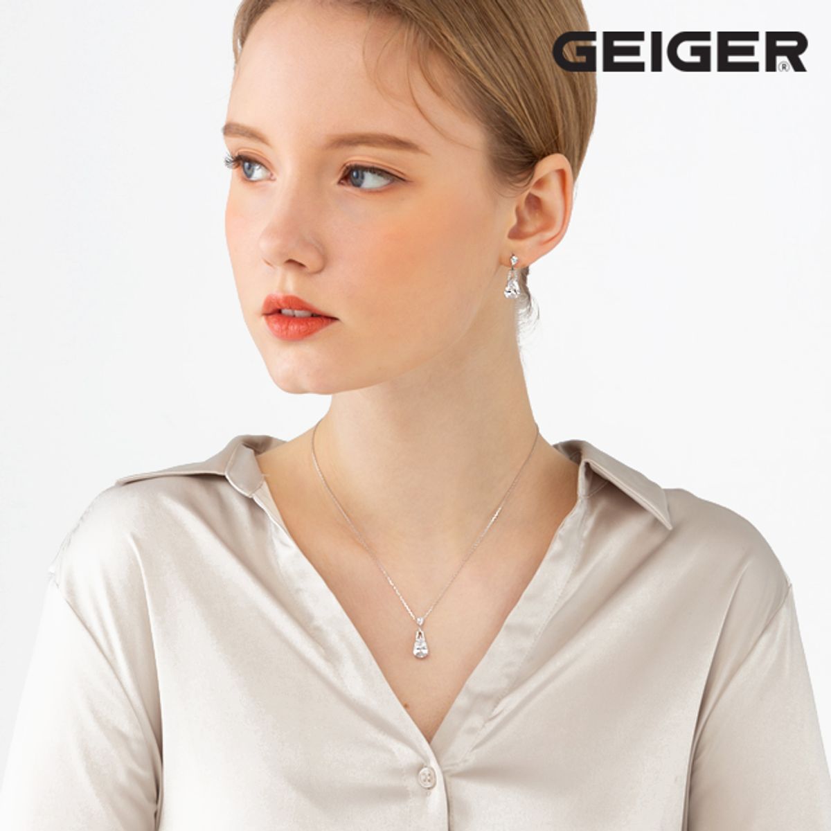 가이거주얼리(GEIGERJEWELRY) 볼드 큐빅 포인트 귀걸이 GISVEE043 (실버925 PIN)