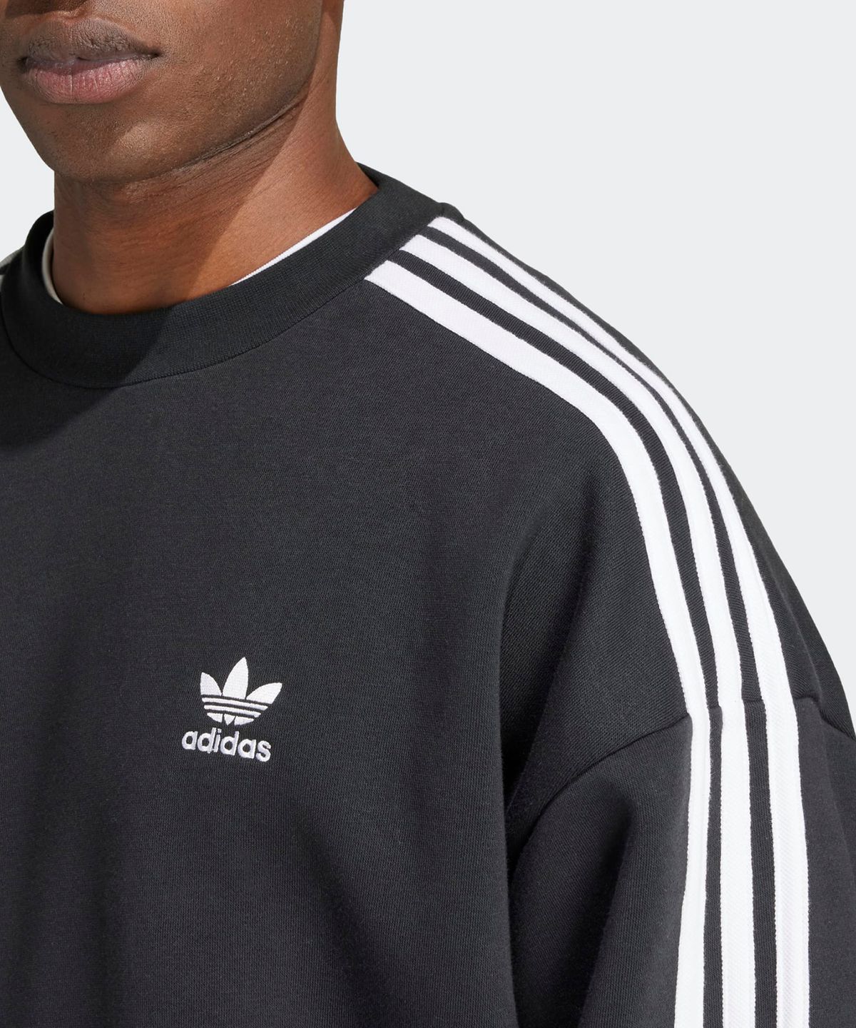 아디다스(ADIDAS) 오버사이즈 크루 스웨트셔츠 - 블랙 / IZ1829