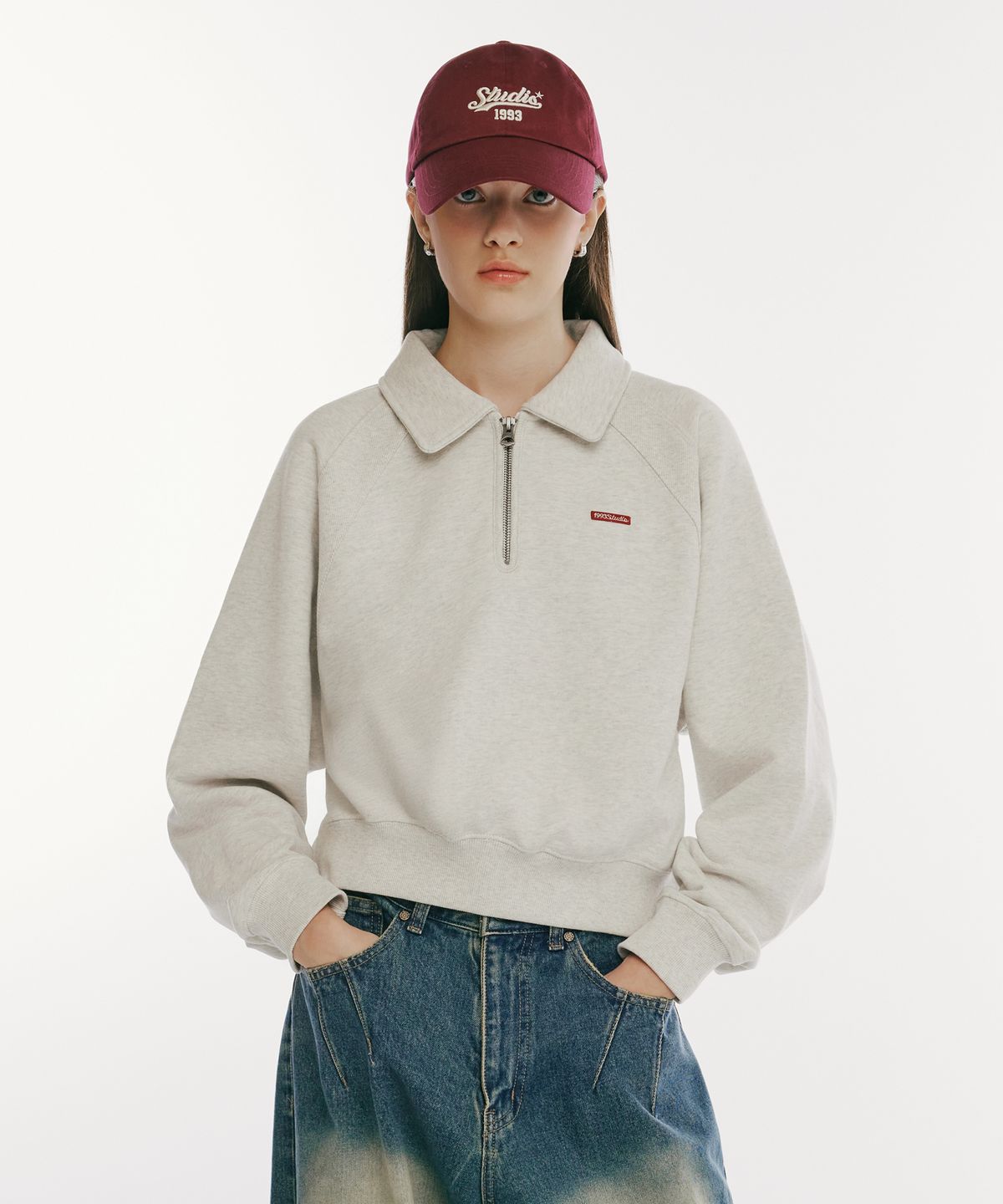 1993스튜디오(1993STUDIO) 스몰 로고 하프 집업 카라 스웨트 셔츠_오트베이지