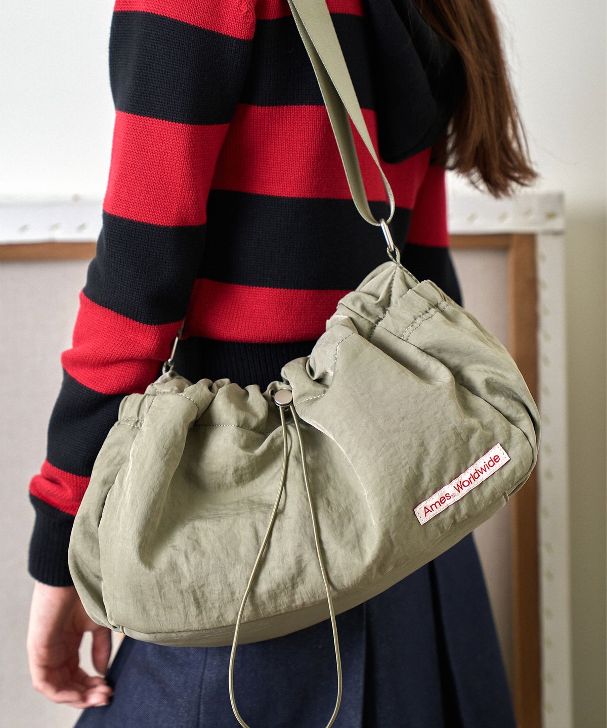 아메스 월드와이드(AMES-WORLDWIDE) DRAWSTRING CROSS BAG KHAKI