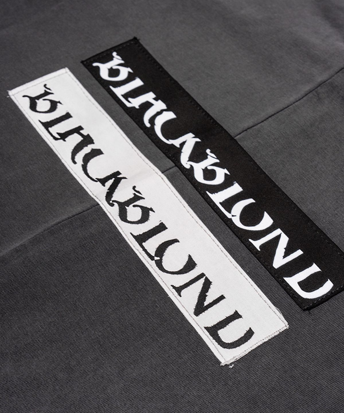 블랙블론드(BLACKBLOND) 비비디 카오스 패치 피그먼트 반팔티 (차콜)