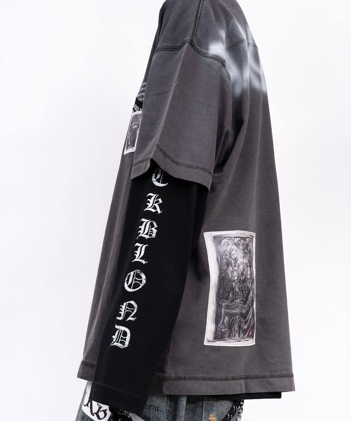 블랙블론드(BLACKBLOND) 비비디 카오스 패치 피그먼트 반팔티 (차콜)