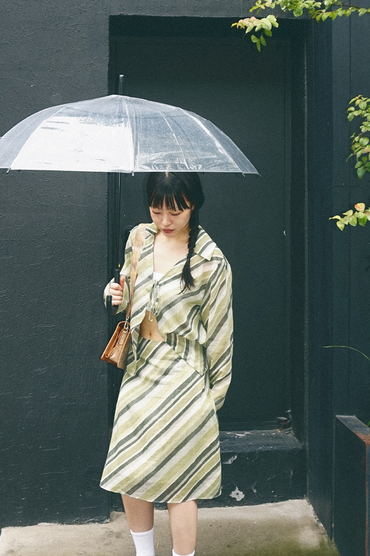 쿠키시(KOOKEESEE) 사선 무늬의 면 요루 미디 스커트 (카키)