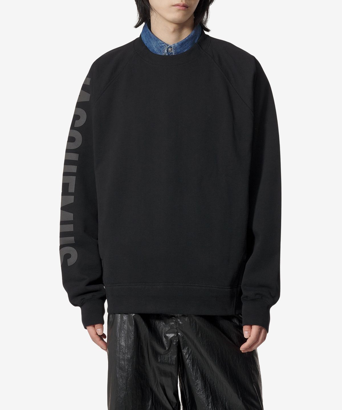 자크뮈스(JACQUEMUS) 르 스웻셔츠 타이포 맨투맨 - 블랙 / 245JS2362341990
