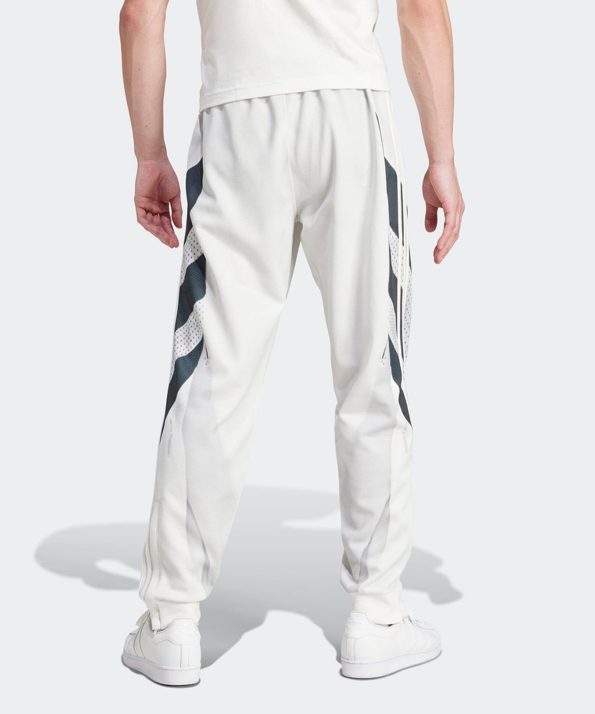 아디다스(ADIDAS) 프리미엄 Q3 프린트 트랙 팬츠 - 화이트 / IZ1637