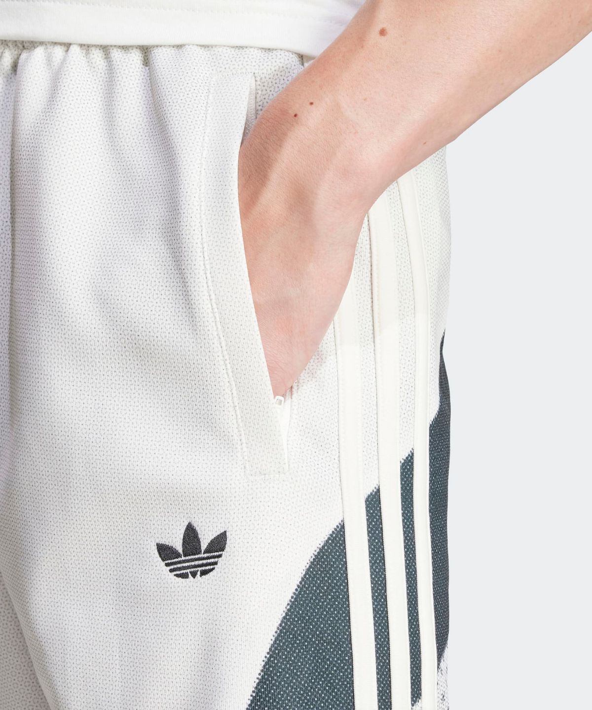아디다스(ADIDAS) 프리미엄 Q3 프린트 트랙 팬츠 - 화이트 / IZ1637