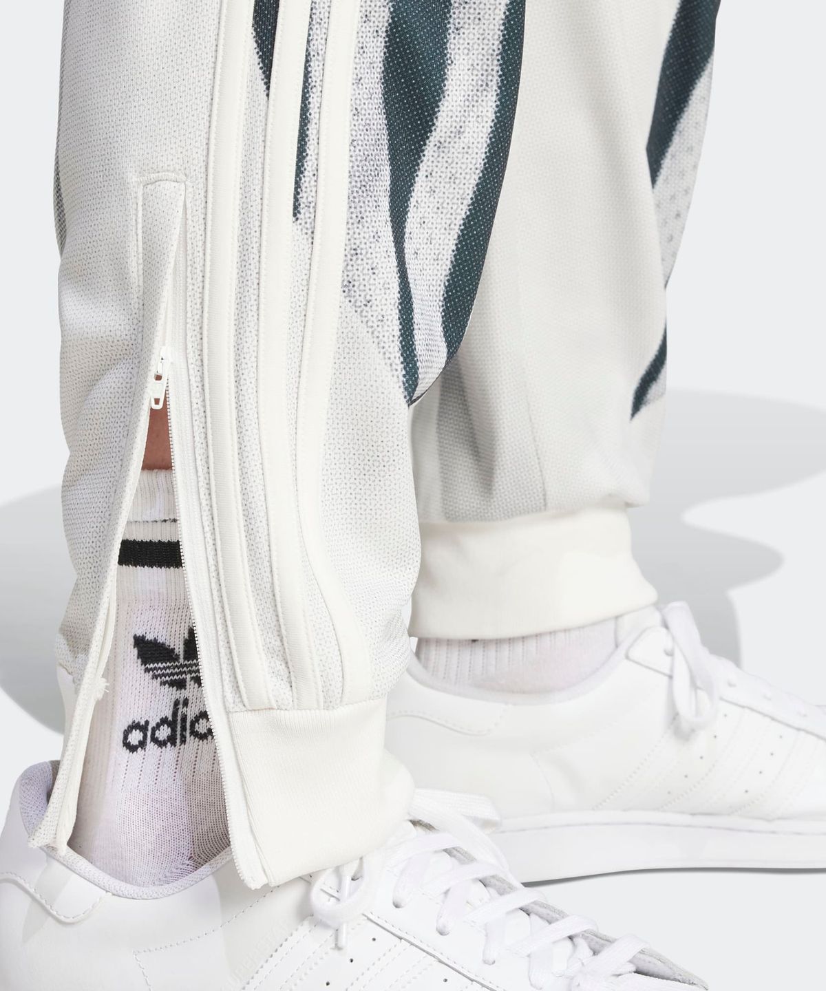 아디다스(ADIDAS) 프리미엄 Q3 프린트 트랙 팬츠 - 화이트 / IZ1637