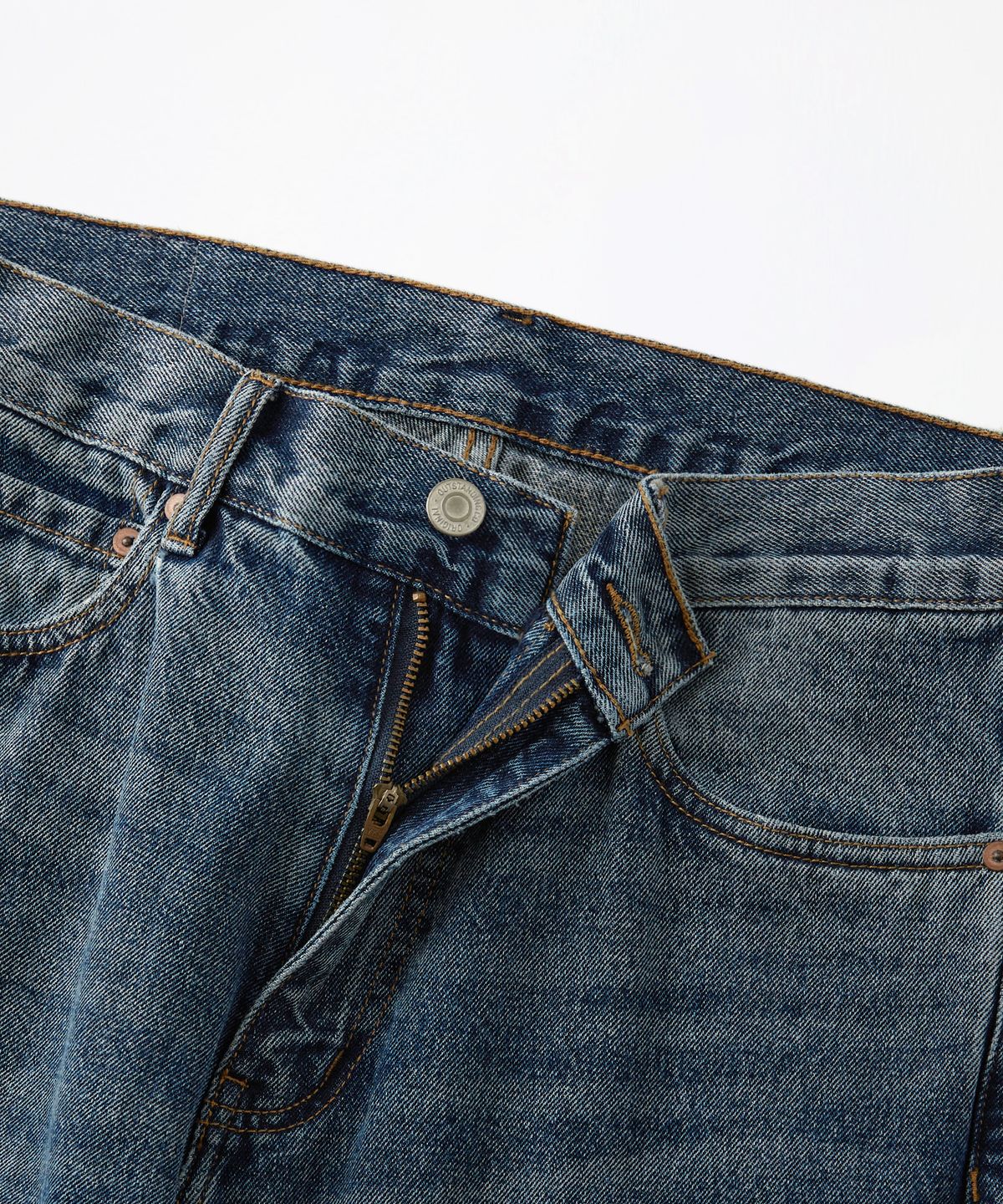 아웃스탠딩(OUTSTANDING) TAPERED LOOSE FIT DENIM PANTS_L.BLUE