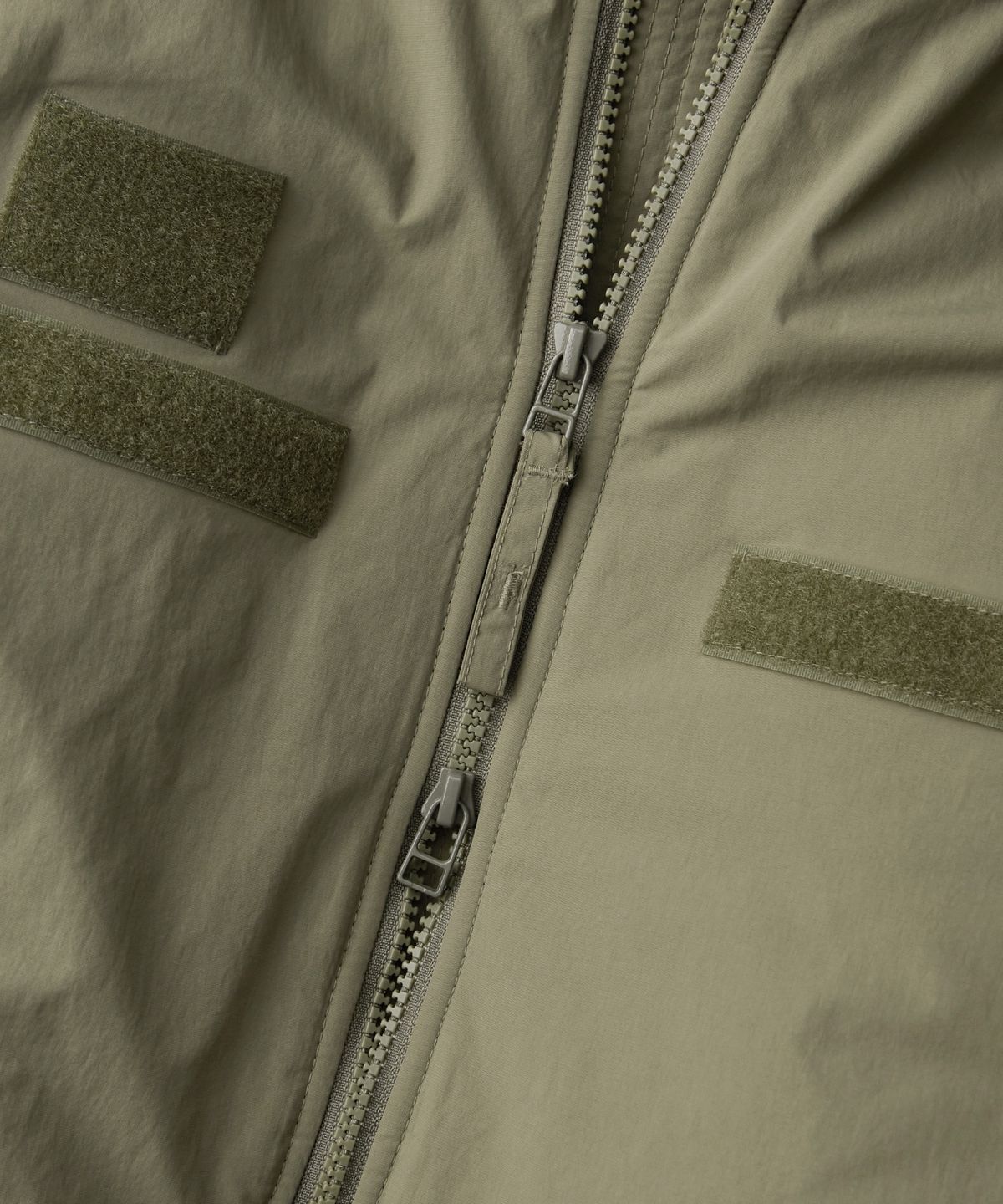 아웃스탠딩(OUTSTANDING) PRIMALOFT LEVEL 7 SHORT PARKA_SAGE GREEN
