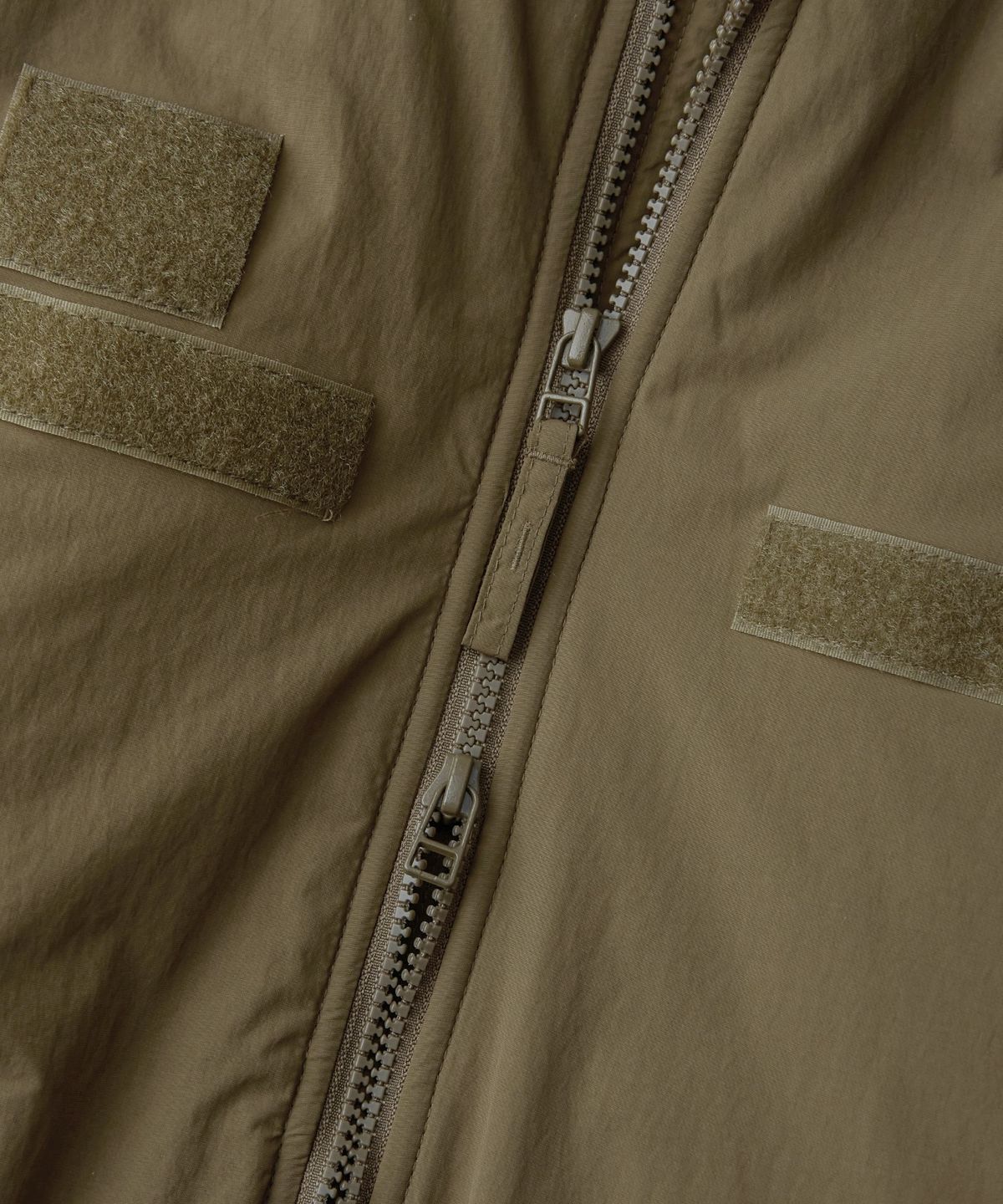 아웃스탠딩(OUTSTANDING) PRIMALOFT LEVEL 7 SHORT PARKA_COYOTE